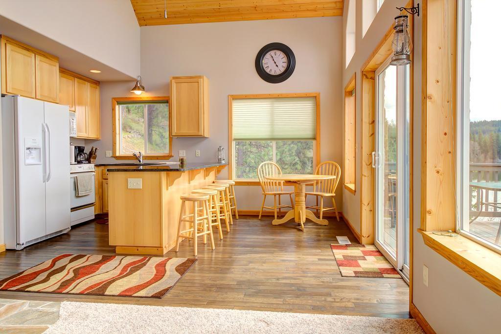 Beautiful Lake Coeur D'Alene Cabin On The Bay Mica Exterior photo